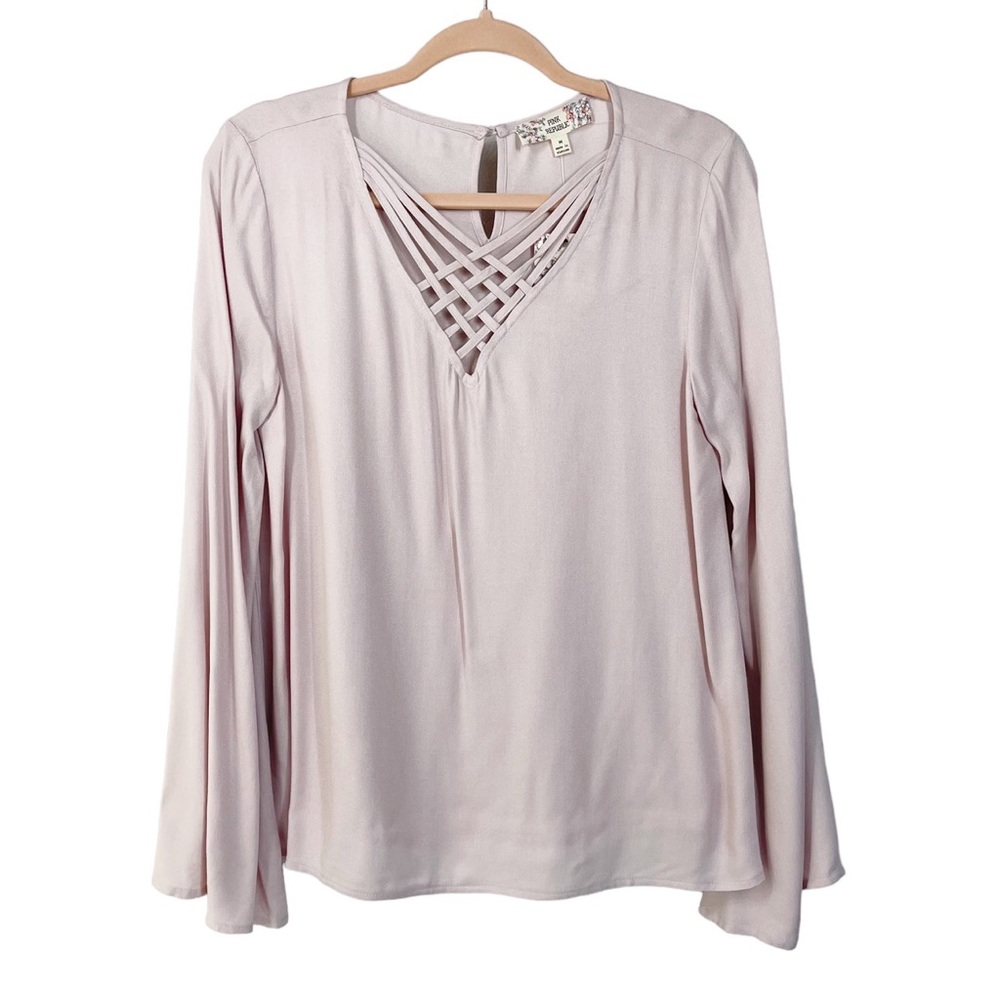 Pink Republic Blush Pink Long Trumpet Sleeve Lattice V-Neck Keyhole Top Medium